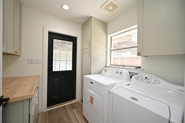 Building Photo - 3007 Maple Grove Ln