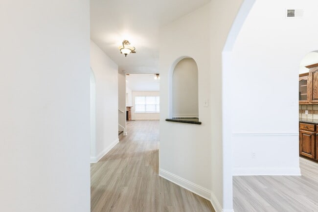 Building Photo - Gorgeous 4 bed 2.5 bath!