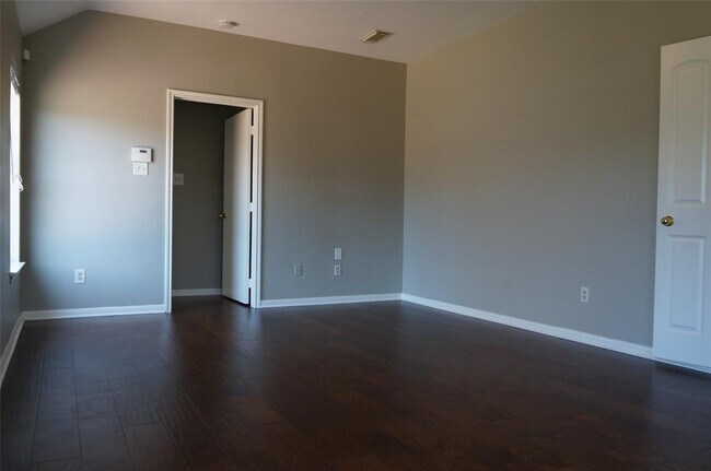 Building Photo - 3403 Stratford Manor Dr