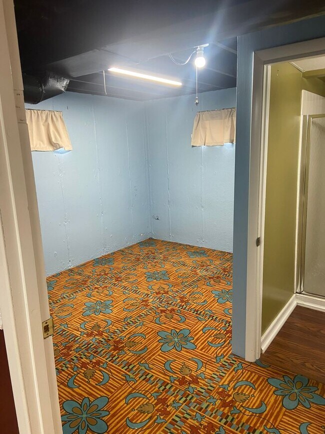 Building Photo - For Rent: Charming 3 Bedroom, 2 Bath Single-Family Home in St. Louis Monthly Rent: $1,950 (2 year...