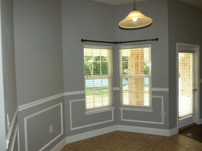 Building Photo - 4bed/3 bath/2 car garage/ 2400 sq ft in Wh...
