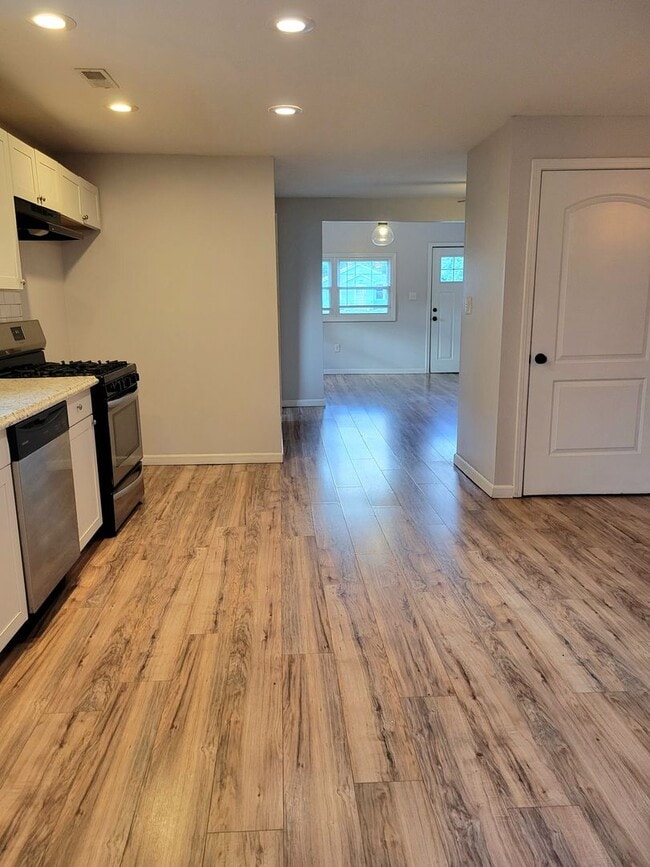 Building Photo - Beautifully Remodeled and Rent Ready.