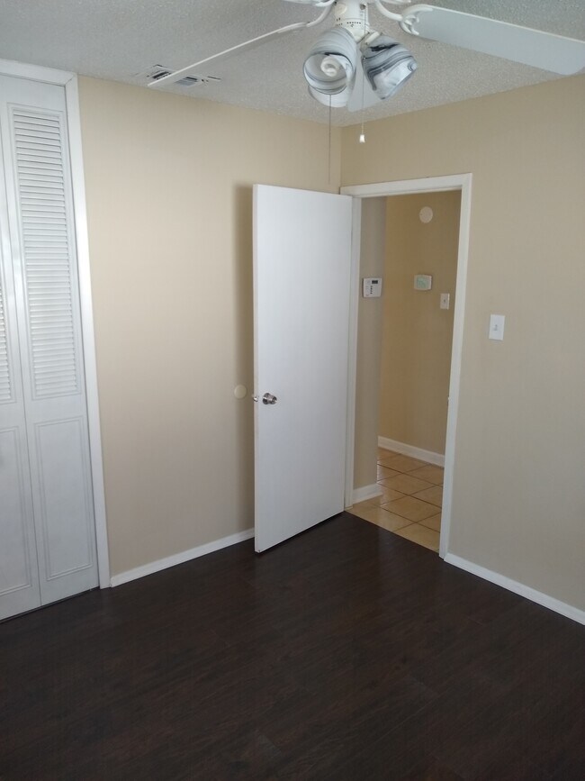 Building Photo - 511 Solar Dr