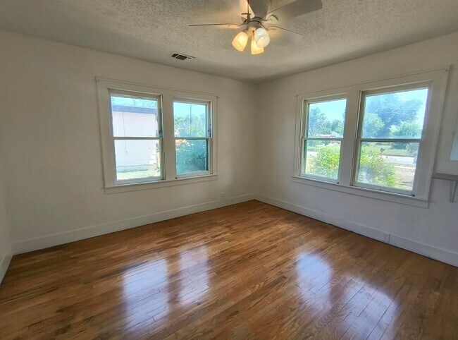 Building Photo - CUTE 2 bedroom, 1 bath home AVAILABLE NOW!