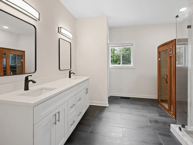 Building Photo - Great 4BR 3.5 Bath in Nashville