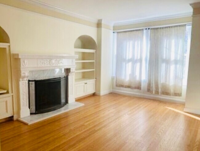 living - 2814 Baker St