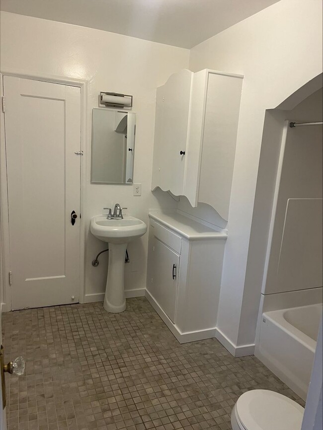 Building Photo - 2 Bedroom 1 Bath House Walking Distance to Cal Poly