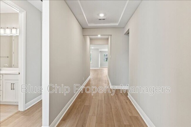 Building Photo - 1229 Pampus Dr