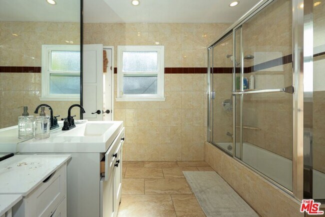 Building Photo - 12508 Sarah St