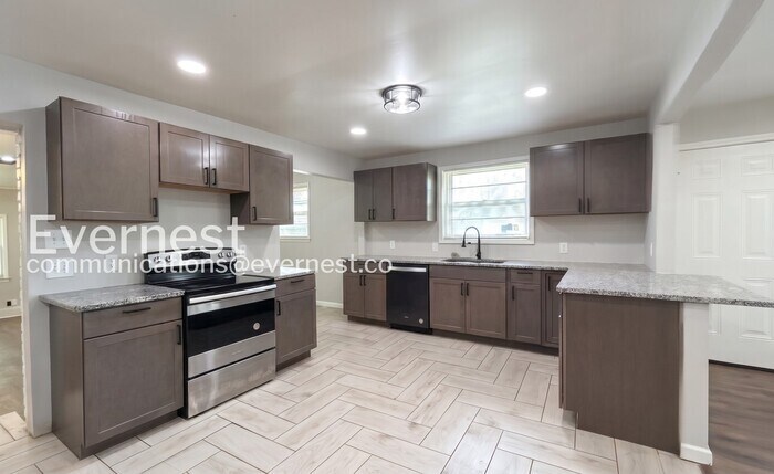 Building Photo - 3250 Cloverwood Dr