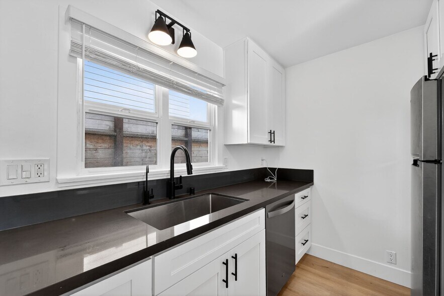 Building Photo - 6009 W 85th Pl