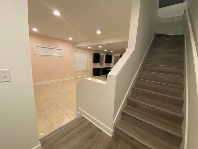 Building Photo - Luxury Townhome!