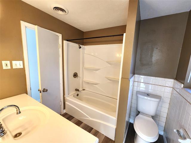 Building Photo - 1401 E Sherman Dr