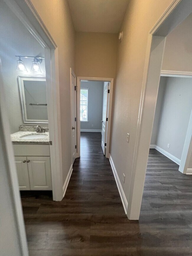 Building Photo - Charming 3/2 Home in Great Neighborhood