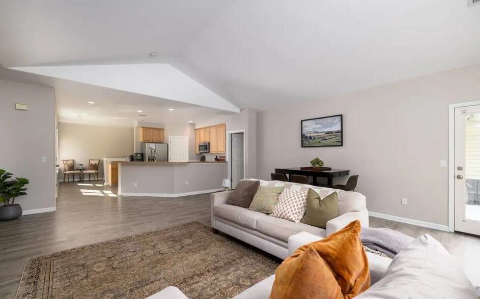 Building Photo - 3301 Park Ln