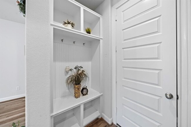 Building Photo - 9913 Brickhouse Dr