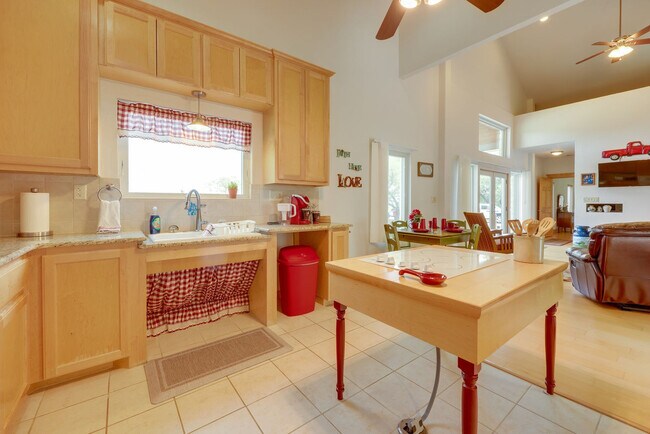 Building Photo - 102 Camey Cir