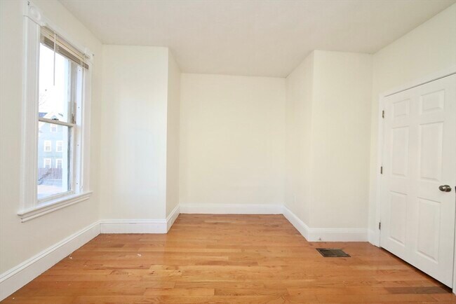 Building Photo - 488 Pleasant St