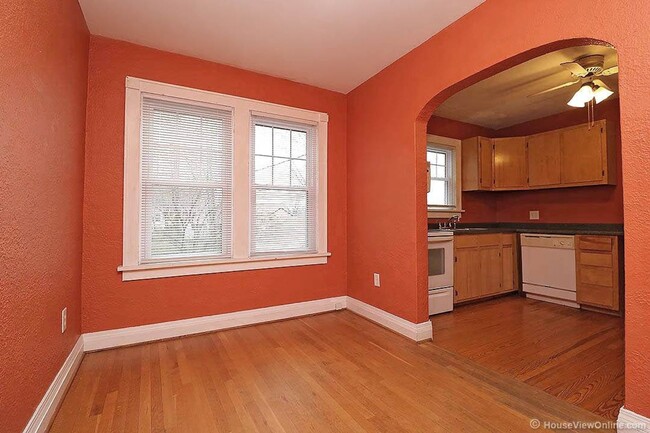 Building Photo - Available THIS SUMMER-Spacious Home Close to Campus