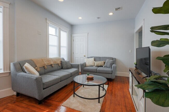 Building Photo - 7 Treadway Rd