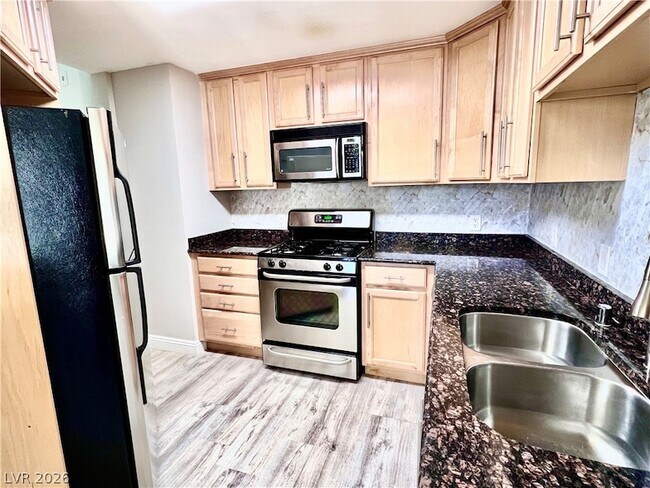 Building Photo - 260 E Flamingo Rd