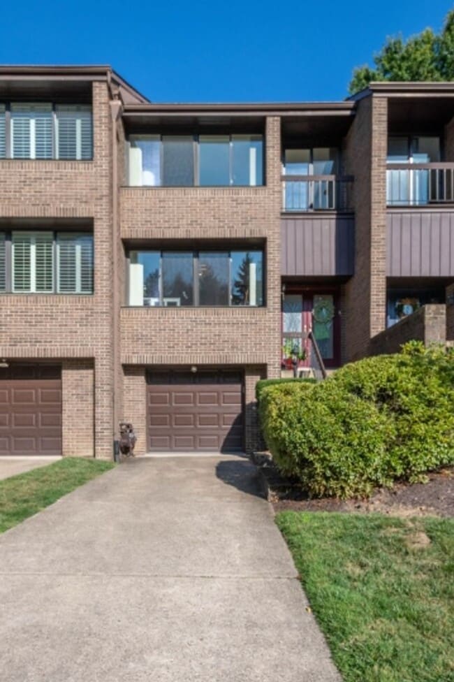 Building Photo - 804 Fairways Dr