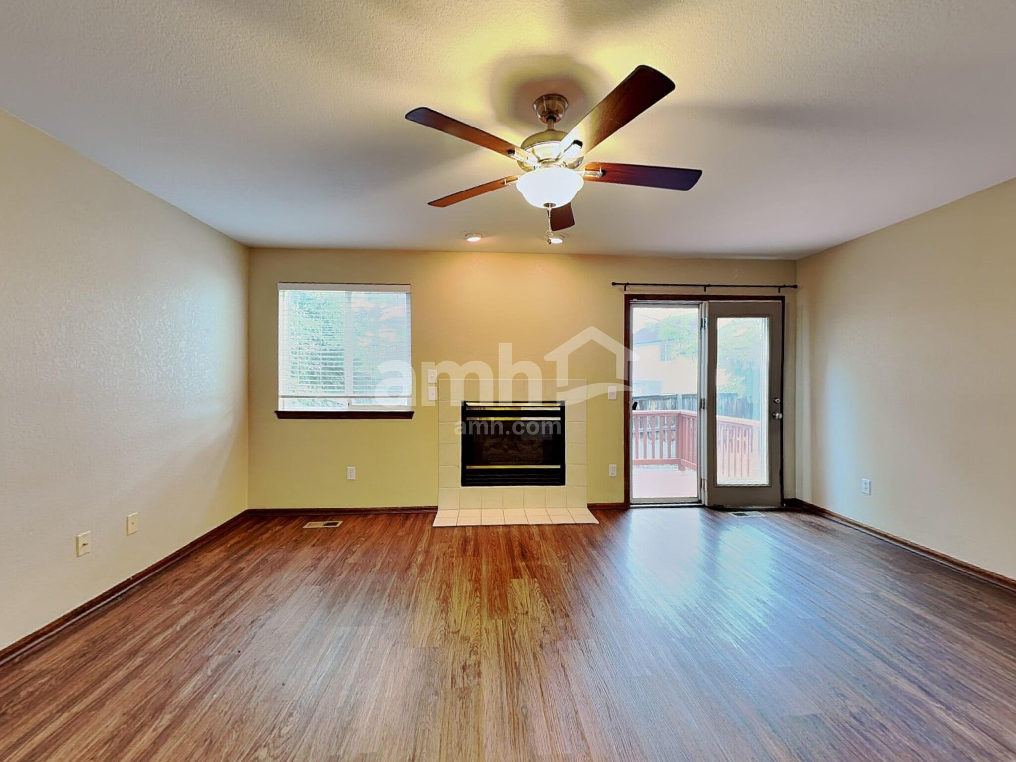 Building Photo - 2325 Hyacinth Rd