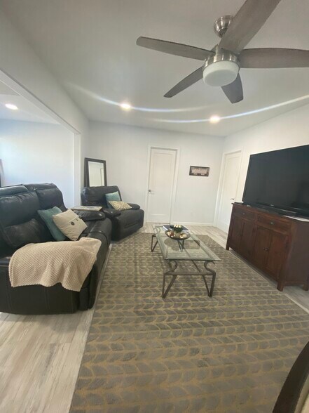 Living room leading to bedrooms - 9234 -9236 Winter Gardens Blvd