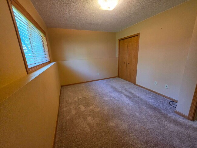 Building Photo - 4 Bedroom 2 Bathroom Home on 5 Acres with Shop, New Deck & Attached Garage