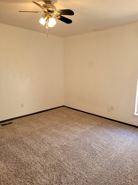 Building Photo - 102 Redbird Cir