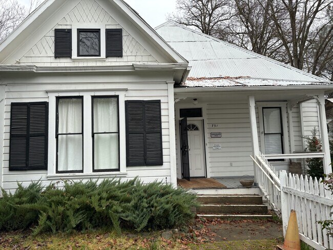 Primary Photo - 731 Main St