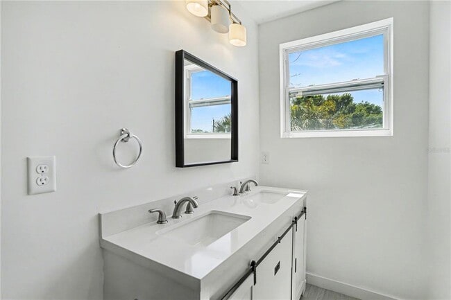 Building Photo - 2328 W Spruce St