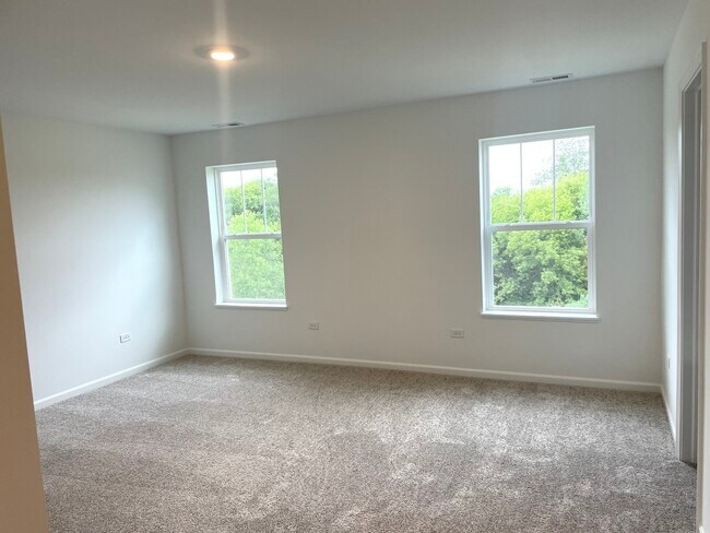 Building Photo - 472 Carpathian Dr