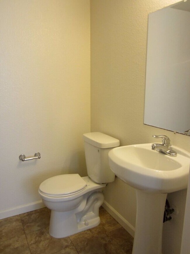 Building Photo - 2 bedroom 2 bathroom in Concord