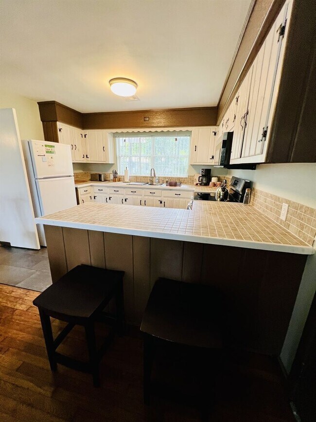 Building Photo - Furnished 3 Bed 2 Bath Home Near NAS Pensacola