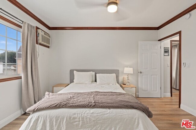 Building Photo - 1330 S Barrington Ave