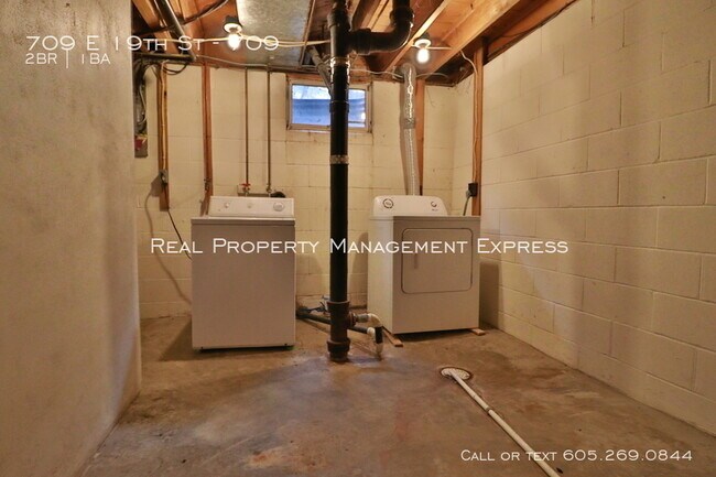 Building Photo - 709 E 19th St