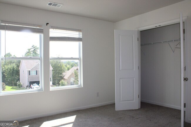 Building Photo - 9220 Golfview Cir