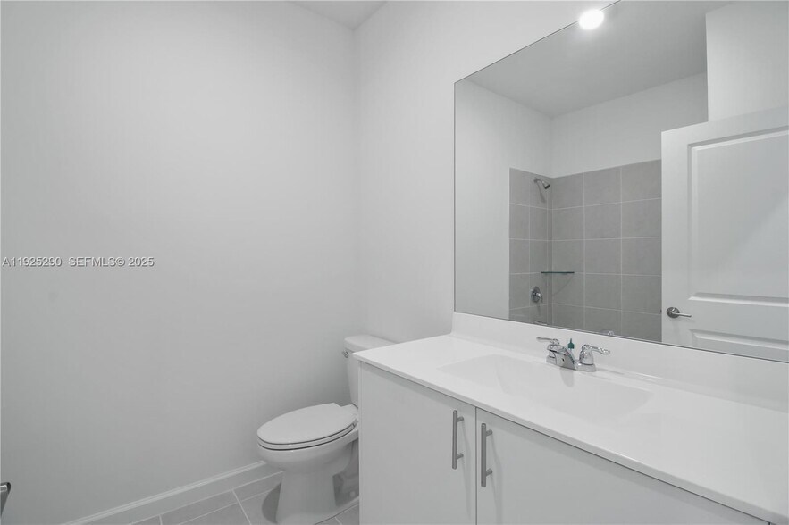 Building Photo - 2747 SE 25th Ave