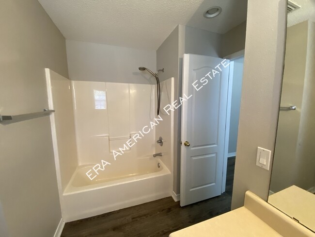 Building Photo - 2110 Bahama Dr