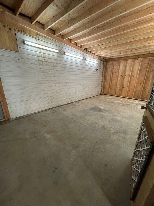 Building Photo - Fully Remodeled Home on Large Lot!