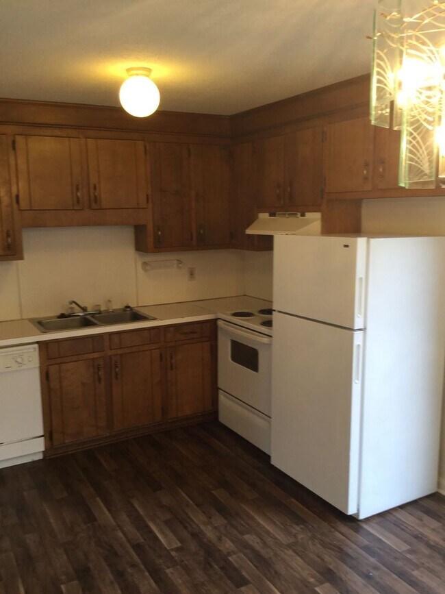 Building Photo - Nice 2 Bedroom, 1.5 Bath Townhome in Summe...