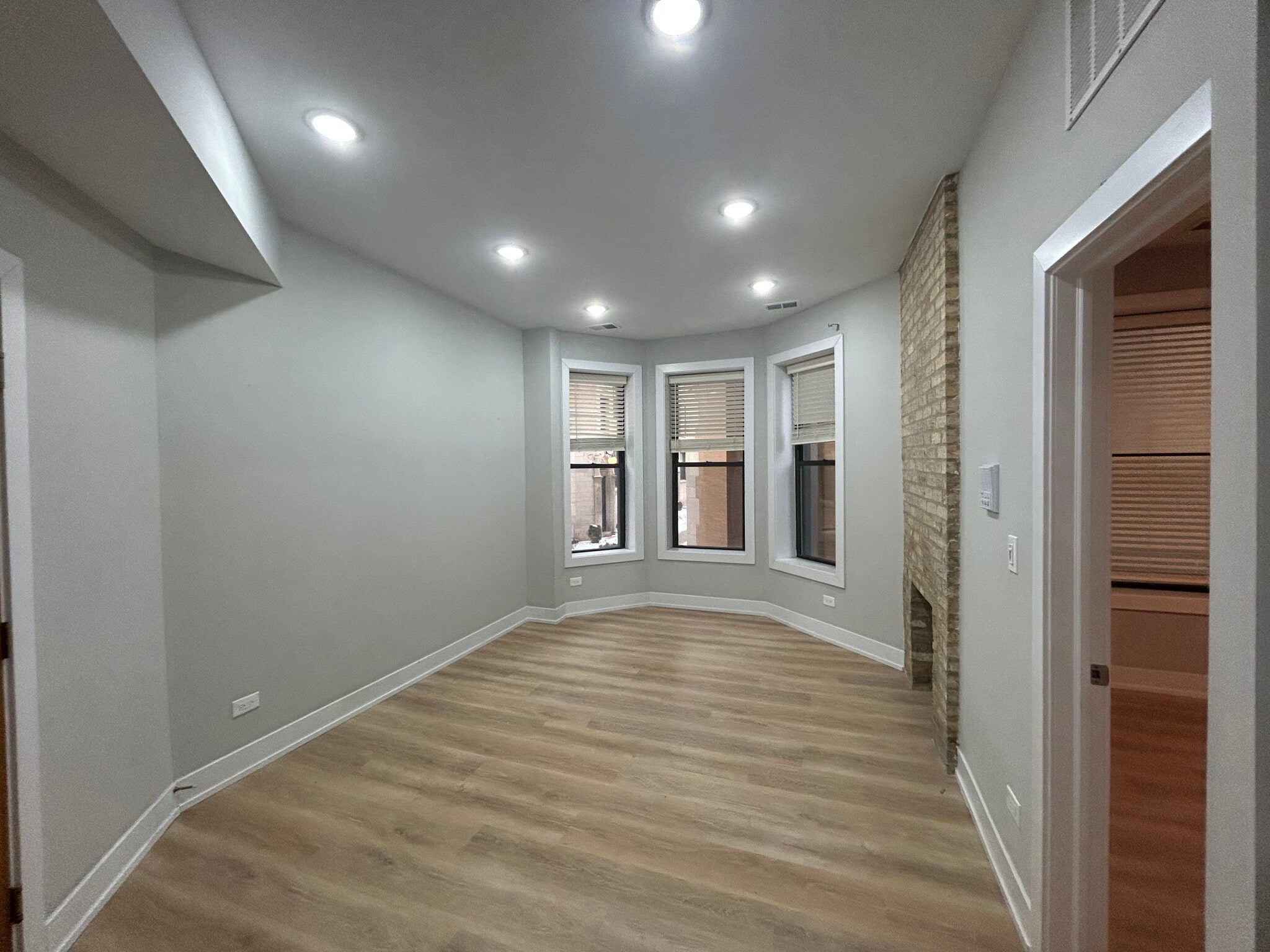 Building Photo - 423 W Belden Ave