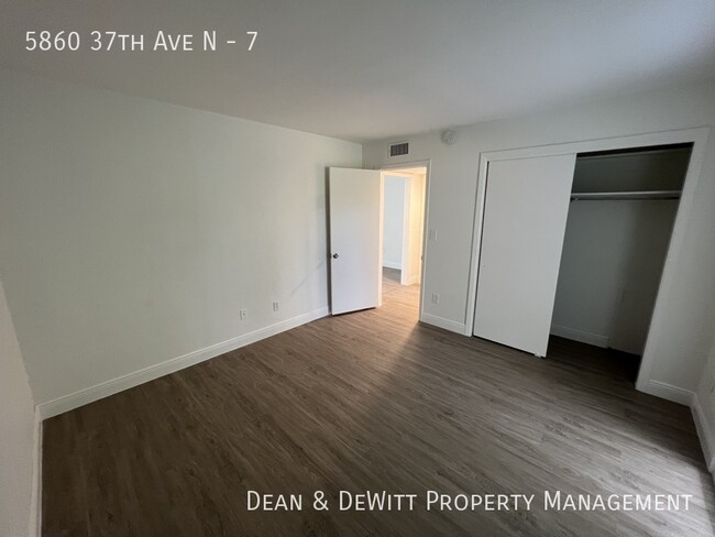 Building Photo - Second floor 1 BR in West St Pete w/In Uni...