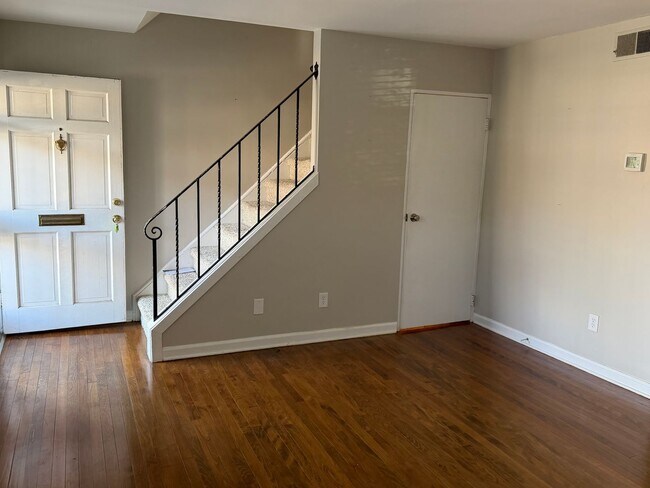 Building Photo - Comfort & Style: 2-Bedroom Raleigh Townhouse - 6-Month Lease Term