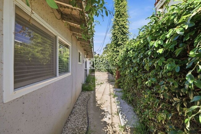 Building Photo - 186 E 21st St