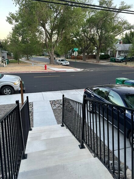 Building Photo - 609 W 11th St