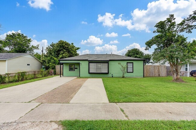 Building Photo - 2205 Kingsdale Dr