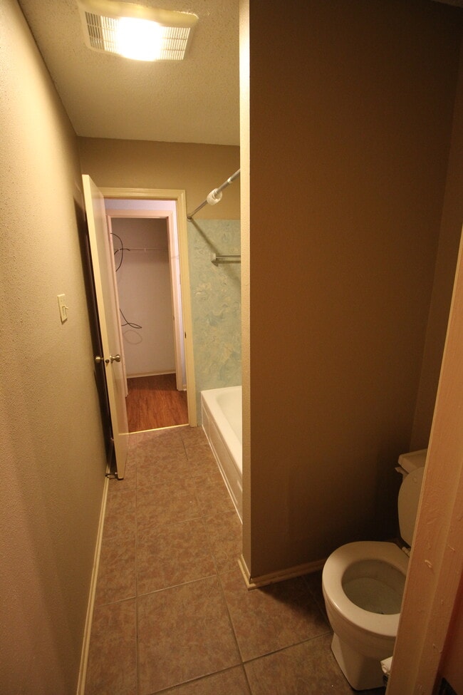 Building Photo - 2331 Justin Ln