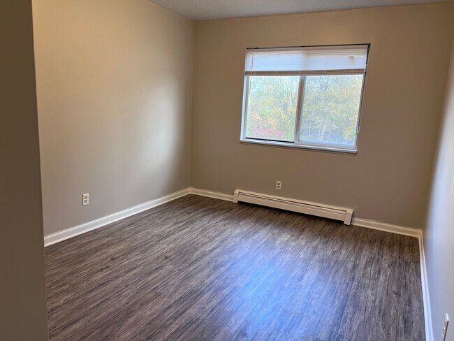 Building Photo - Spacious Two Bedroom Apartment in Sparta!